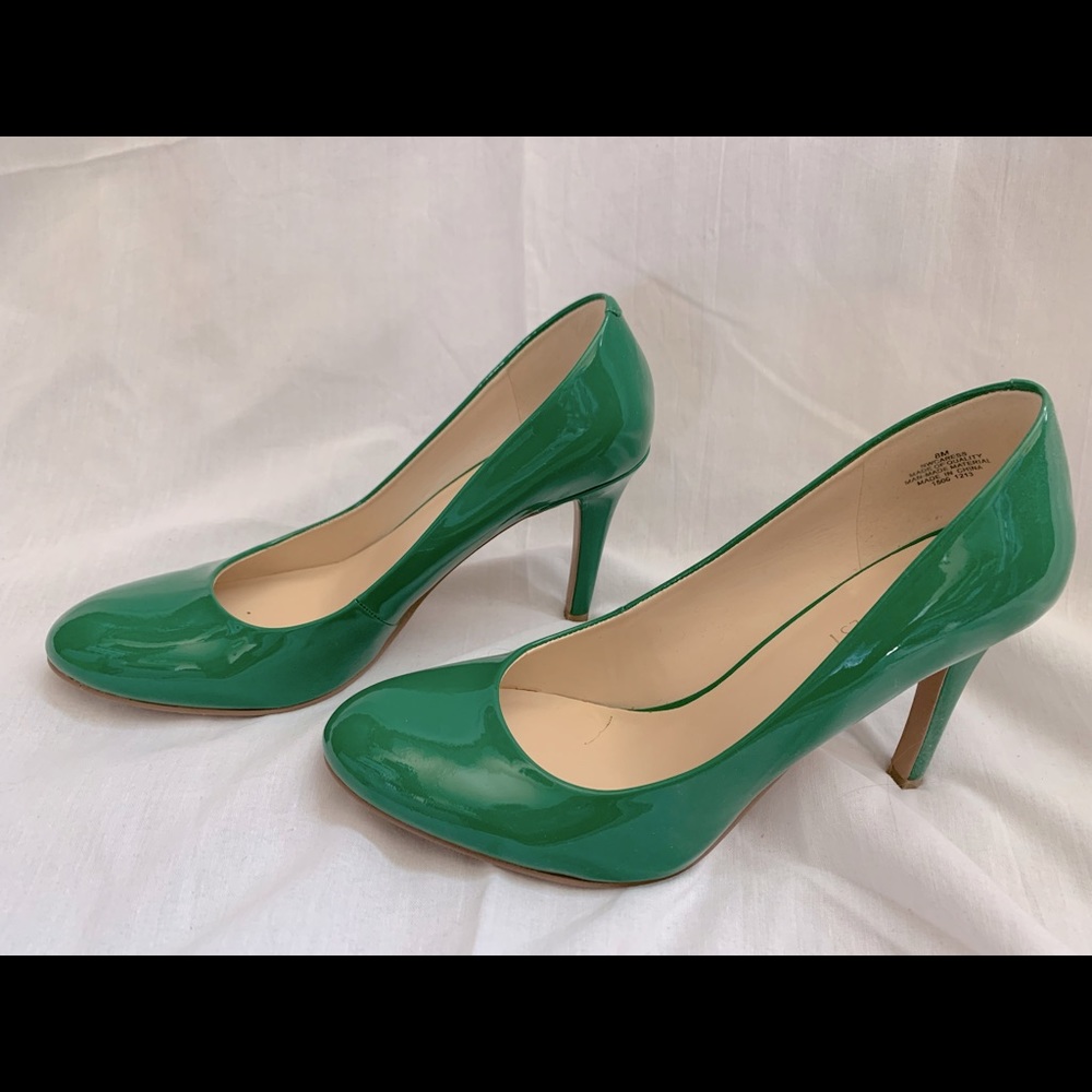 Green round toe patent leather pumps Sz8